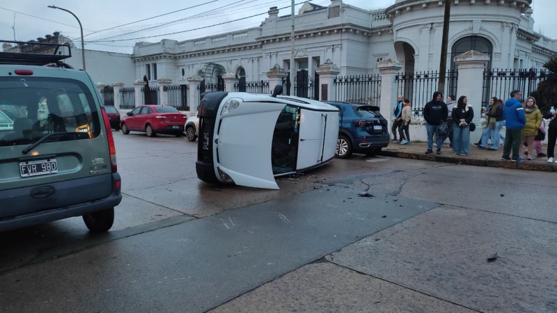 Violento choque y vuelco en pleno centro